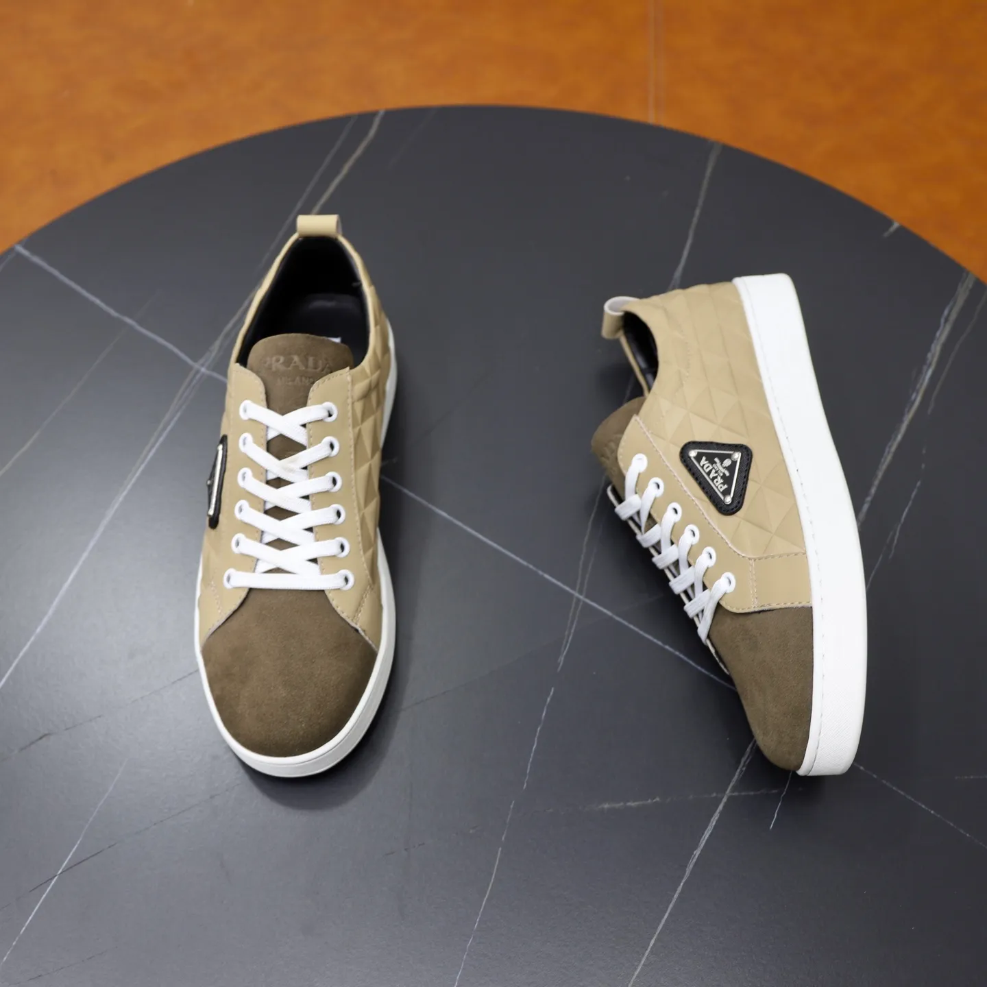 Ex-factory price: 420💰🙅‍♂️🙅‍♂️🙅‍♂️ Brand: PRADA Standard code: 38-44 (45 customized) Grade: Same as the official website Material: Original leather splicing Comfortable and breathable sheepskin lining Original wear-resistant outsole Style category: Men's fashion casual shoes Running sports shoes Distinguished luxury brand elements Top luxury Color: actual picture color